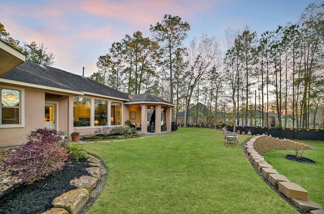 view of yard at dusk