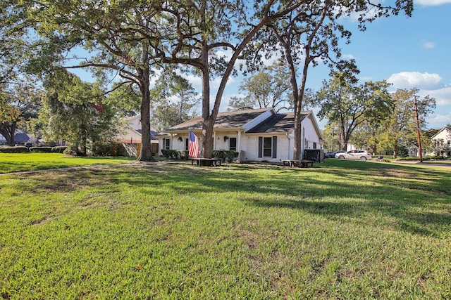 view of front of house with a front lawn