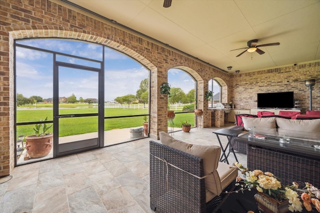 sunroom with ceiling fan