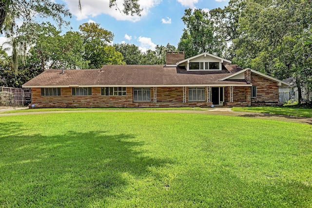 view of front of home featuring a front yard