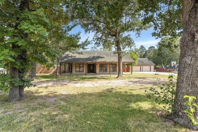 view of front of house featuring a front yard and a garage