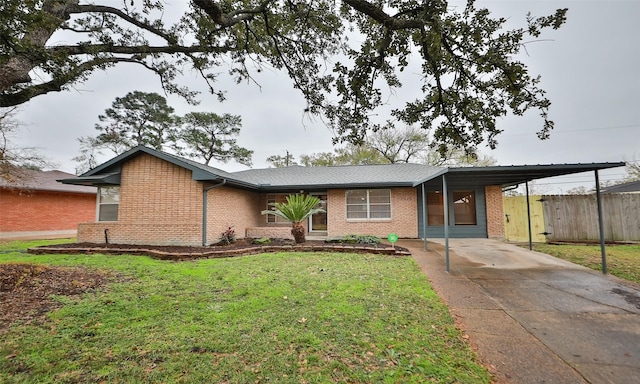 view of front of property featuring a front yard and a carport