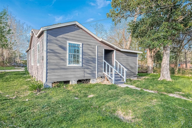 view of front of house featuring a front lawn