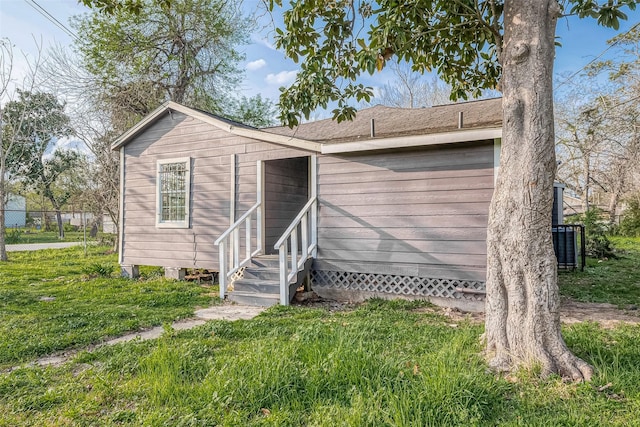 view of front of house with a front lawn