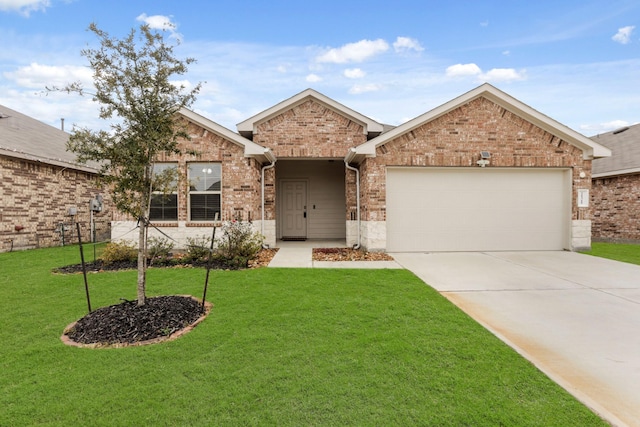 view of front facade featuring a garage and a front yard