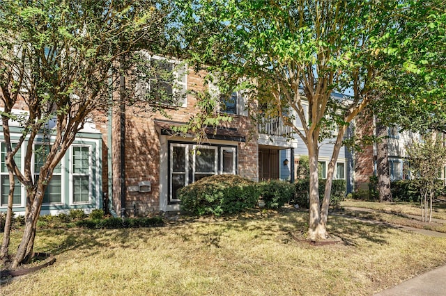 view of front facade featuring a front yard