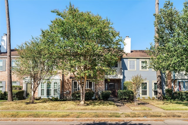 view of front of home with a front lawn