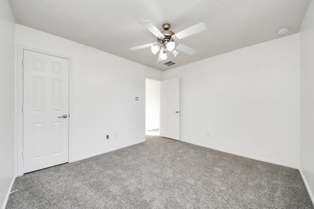 carpeted empty room featuring ceiling fan