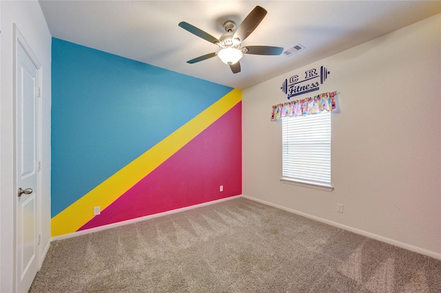 unfurnished room featuring ceiling fan and carpet