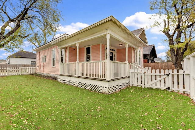 view of front facade featuring a front yard and a porch