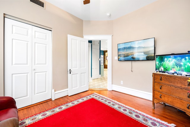 living area featuring hardwood / wood-style flooring and ceiling fan