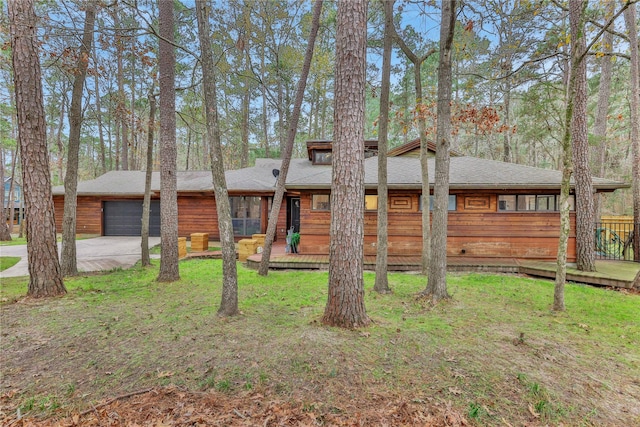 view of front of home featuring a garage and a front lawn