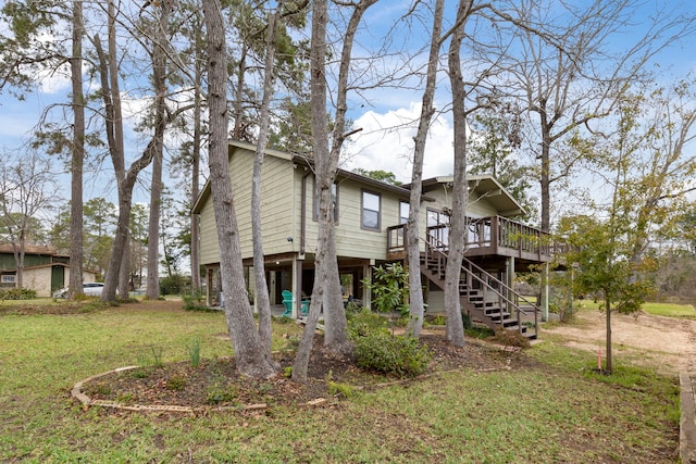 view of front of home featuring a wooden deck and a front lawn