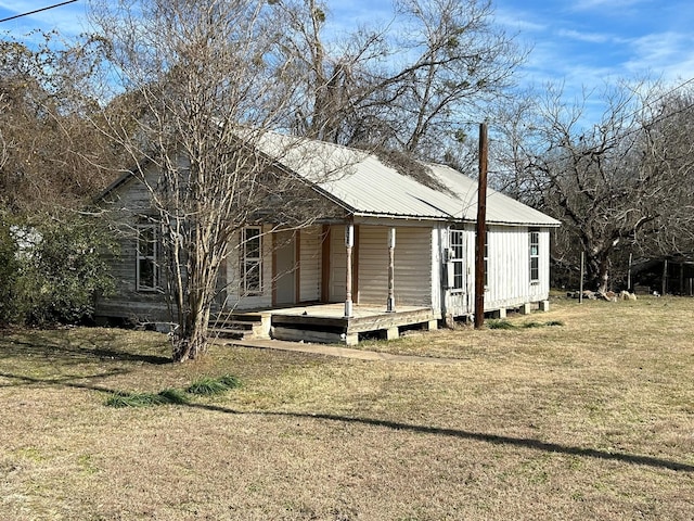 view of front facade with a front yard