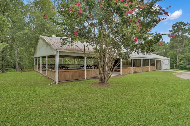 view of front of property featuring a front yard