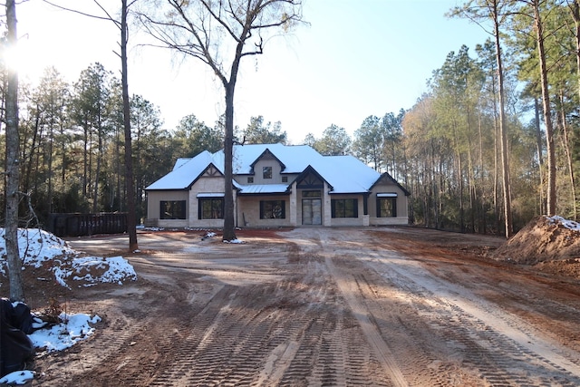 view of front facade with driveway