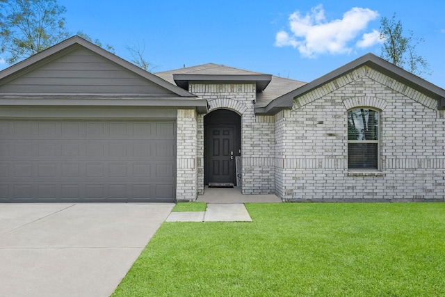 view of front of house featuring a front yard and a garage