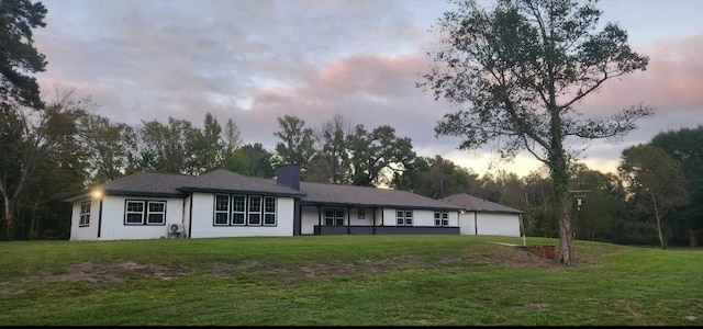 view of front facade featuring a yard