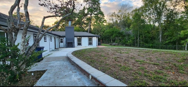 view of yard at dusk