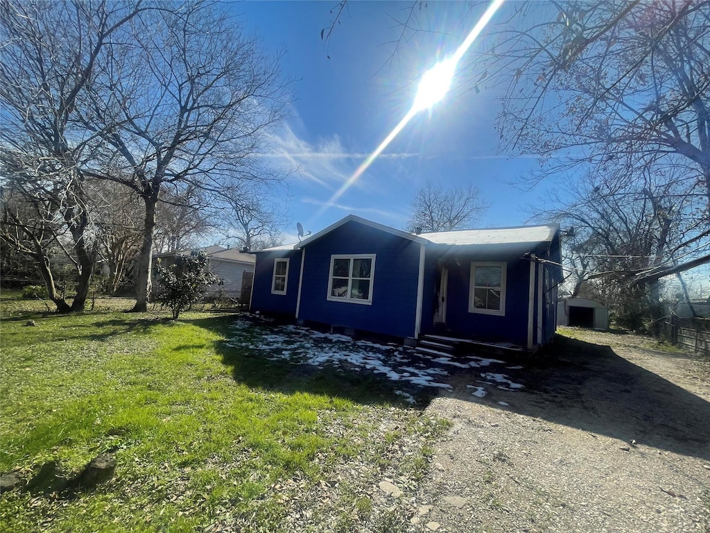 view of front of property with a front lawn