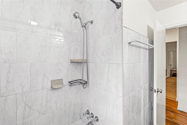 bathroom with tub / shower combination