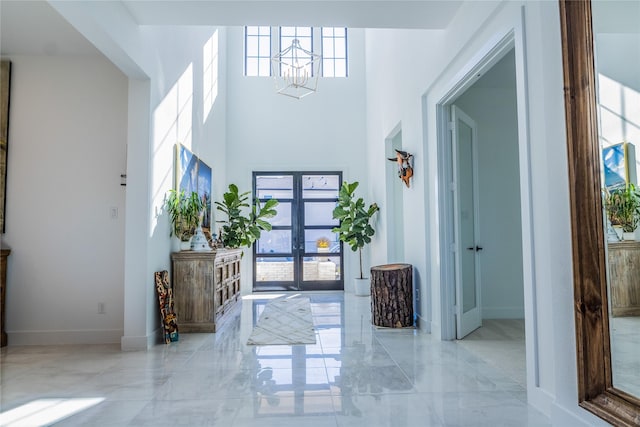 entryway with an inviting chandelier