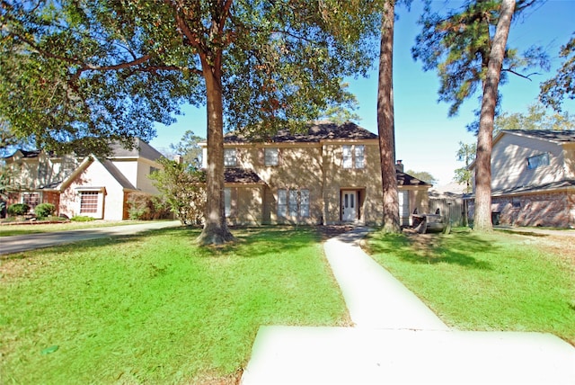 view of front of property featuring a front yard