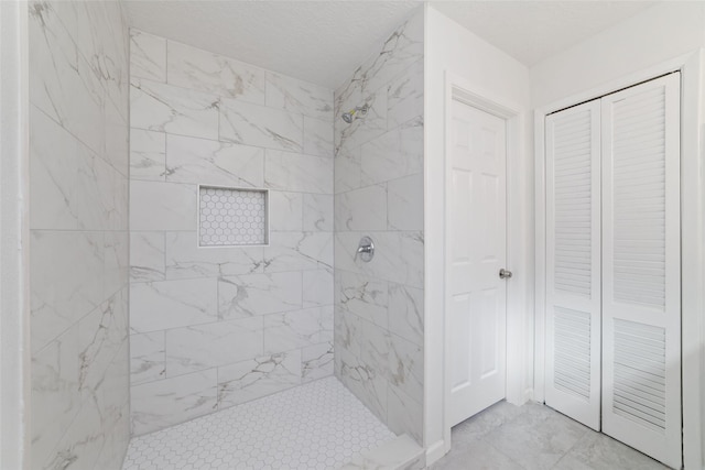 bathroom featuring a tile shower