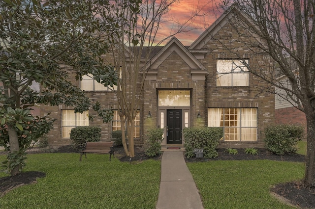 view of front of house featuring a lawn