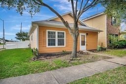 view of front facade with a front yard