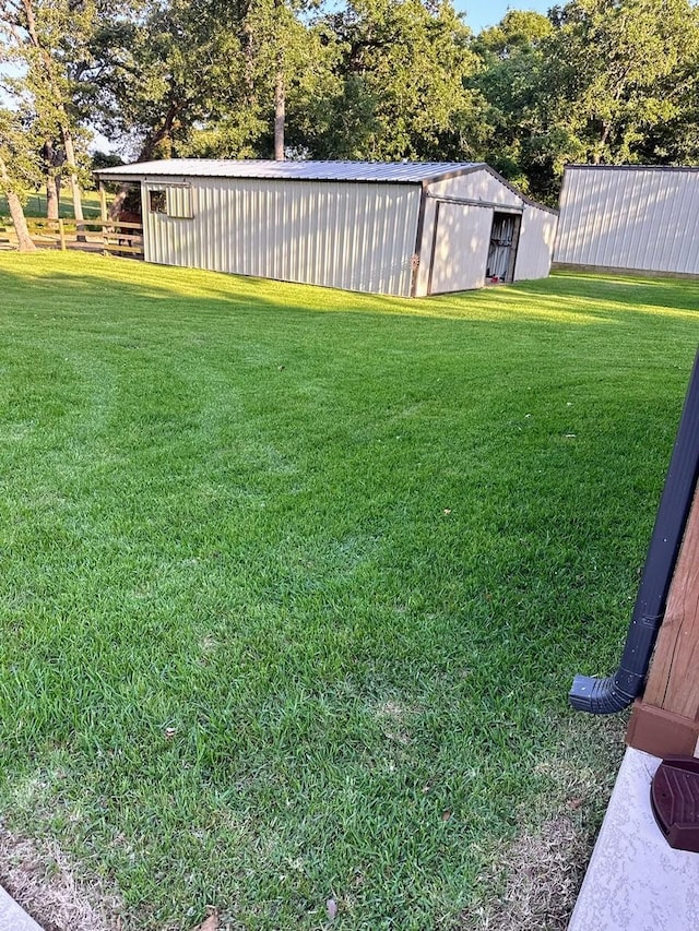 view of yard with an outdoor structure