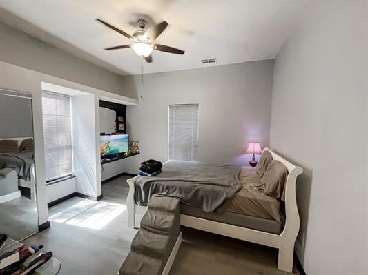 bedroom with ceiling fan