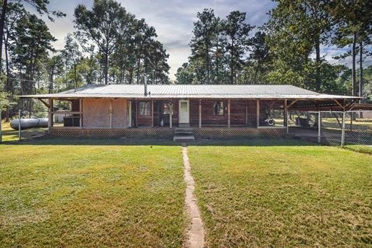 view of front facade with a front lawn