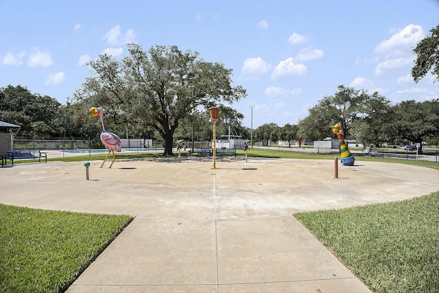 view of property's community featuring a yard