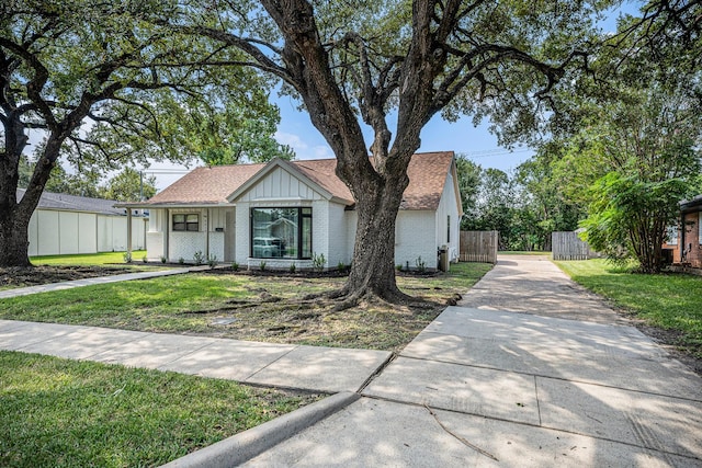 view of front facade with a front yard