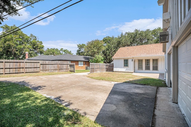 view of yard featuring a patio area