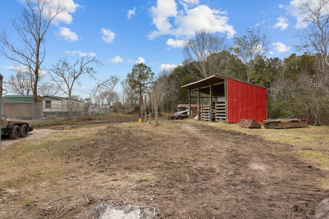 view of yard featuring an outbuilding