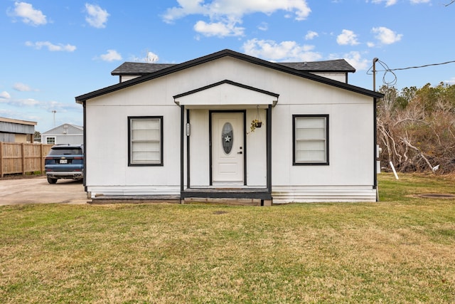 view of front of home featuring a front yard