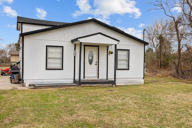 view of front of property with a front lawn