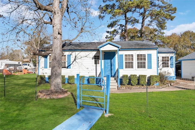 view of front facade with a front yard