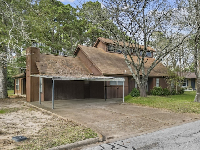 view of front facade featuring a front yard and a carport