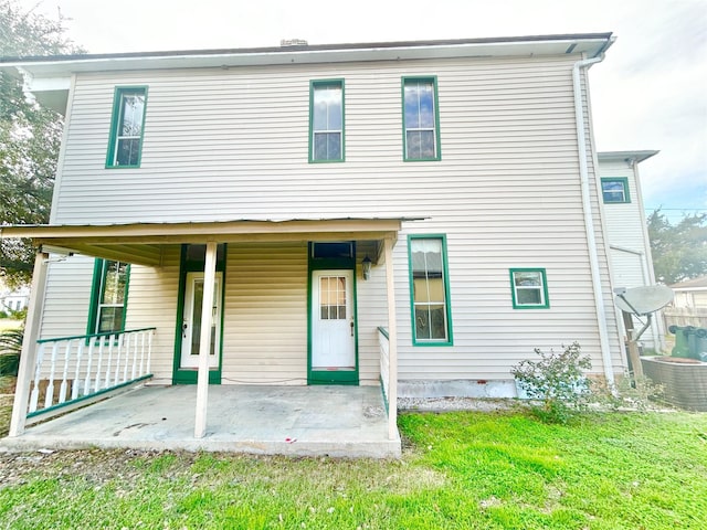 view of front of home featuring a front lawn and a patio