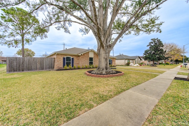 single story home featuring a front lawn