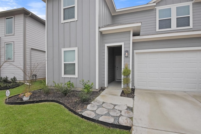 view of front of property featuring a garage and a front lawn