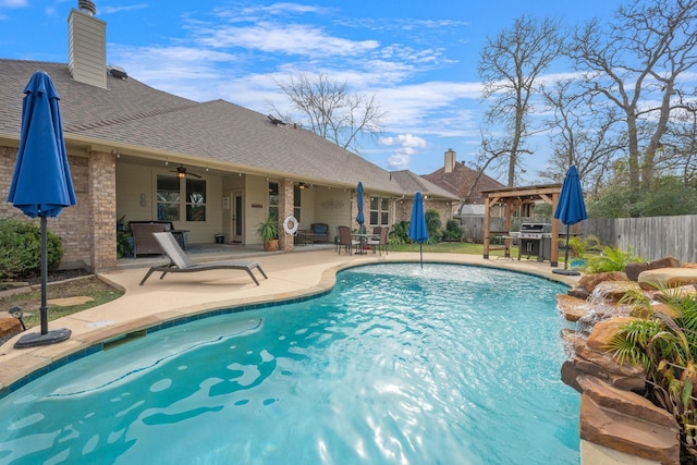 view of swimming pool with a patio and ceiling fan