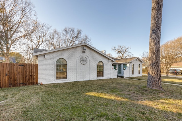 single story home with a front yard