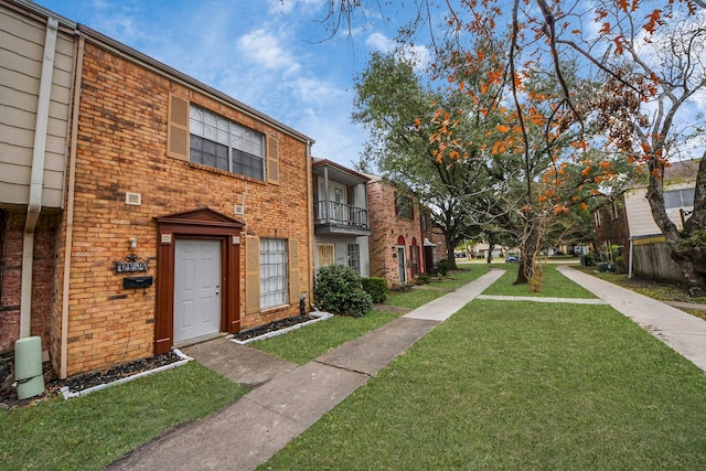 view of community featuring a yard