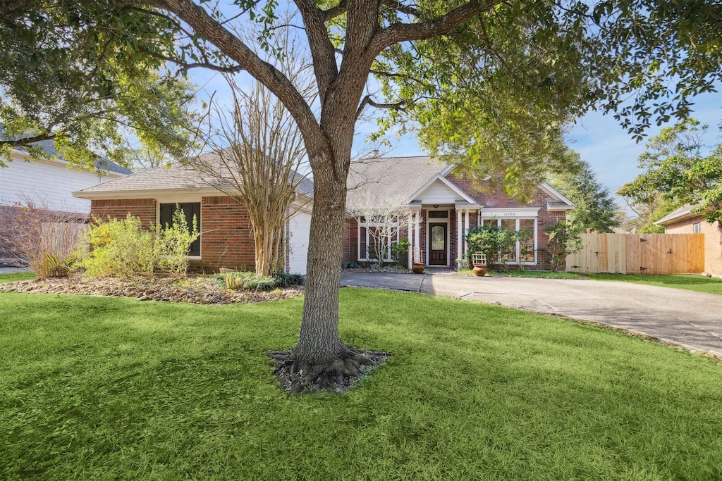 single story home with a front yard