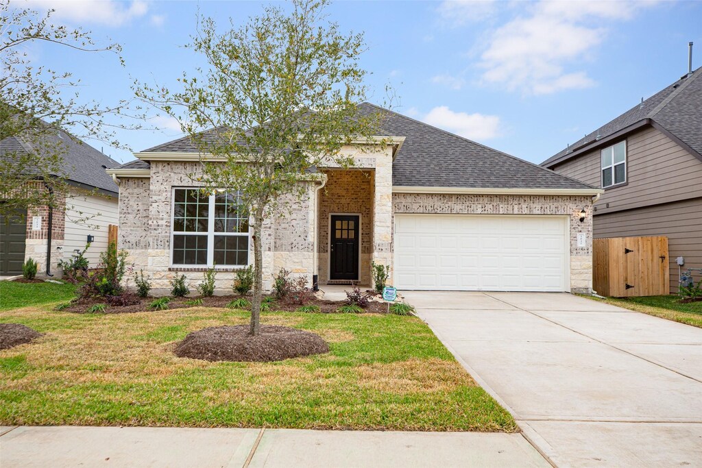3037 Chestnut Ln, Brookshire, TX 77423 - view of front of house with a front yard and a garage