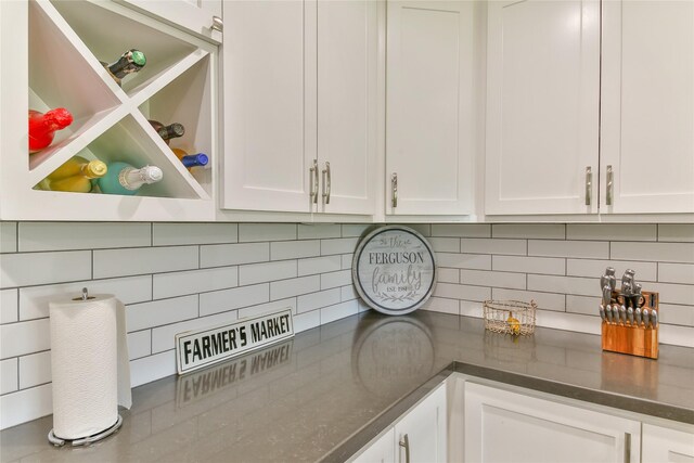 room details featuring decorative backsplash